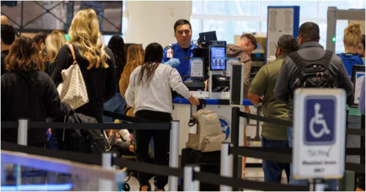 ক্যালিফোর্নিয়ার সান ডিয়েগো ইন্টারন্যাশনাল এয়ারপোর্টে ভ্রমণকারীদের পরীক্ষা করছেন টিএসএ এজেন্টরা। ছবি: রয়টার্স